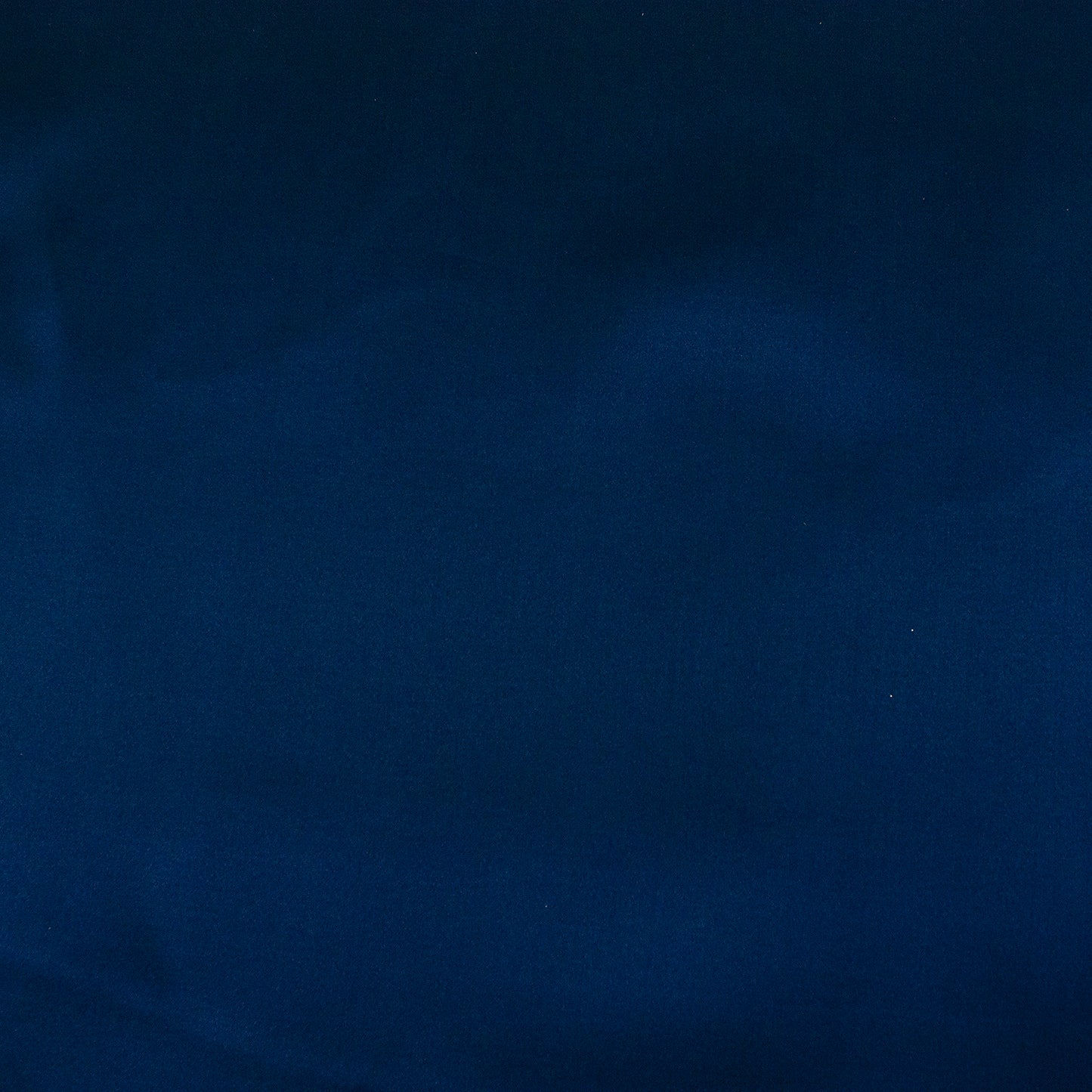 Trozo de tejido raso azul noche