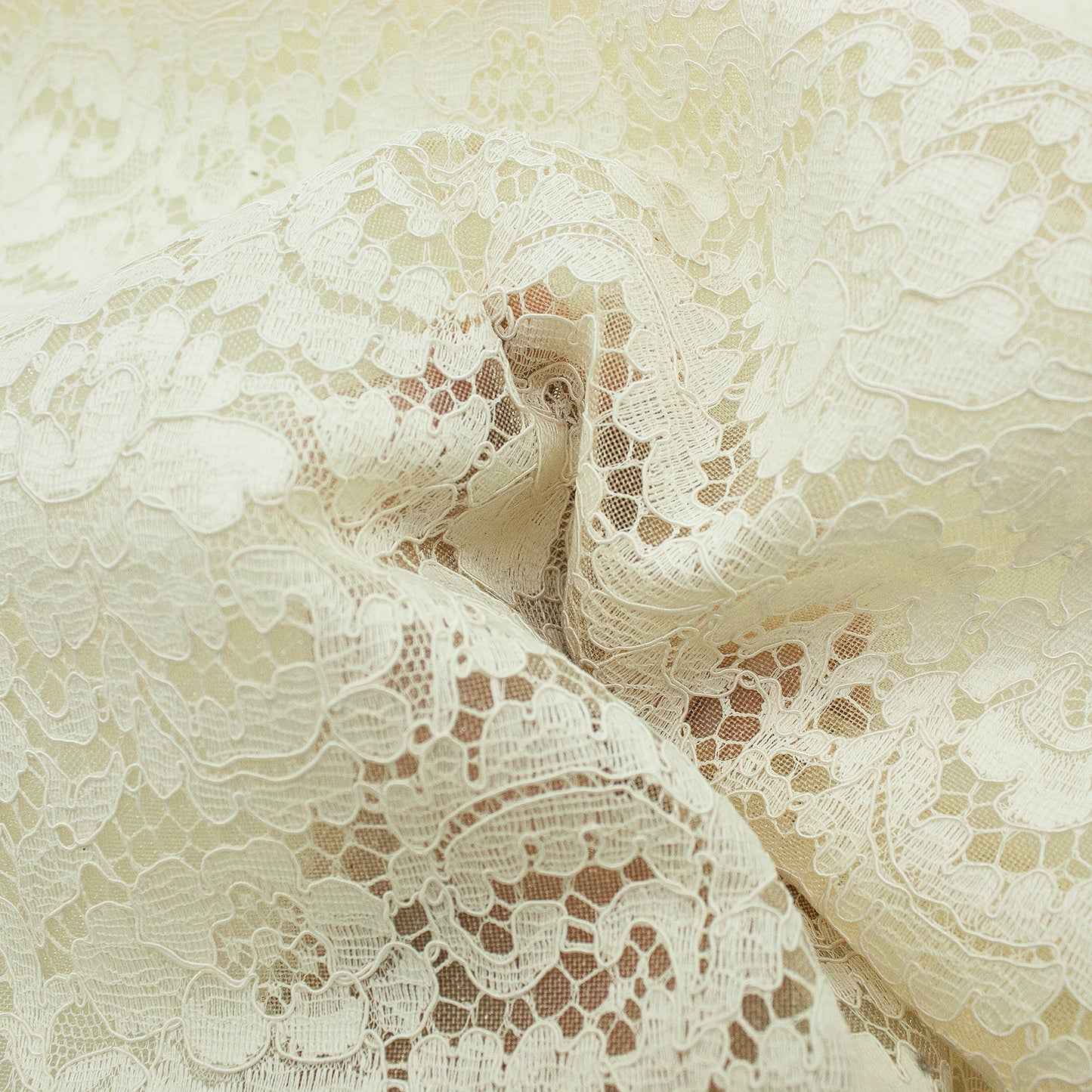 Trozo de tejido rejilla bordada flores blanco roto