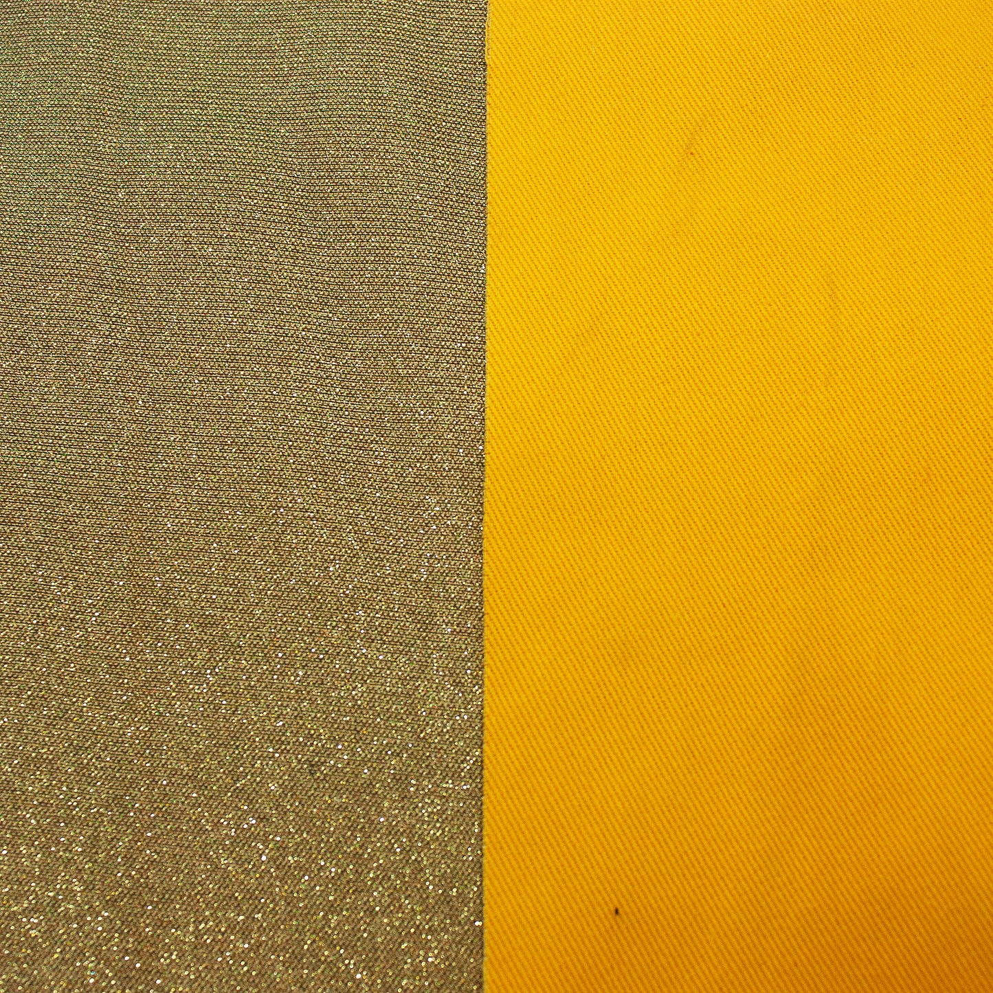 Trozo de tejido purpurina dorada tornasol