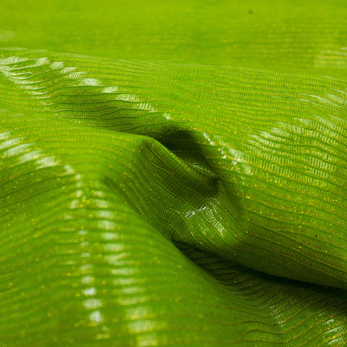 Trozo de piel grabado lagarto verde con purpurina oro