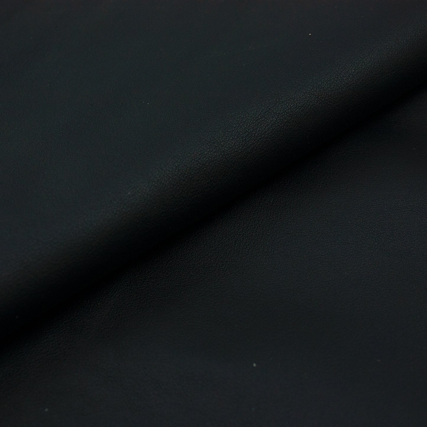 Trozo de piel forro vacuno negro azulado