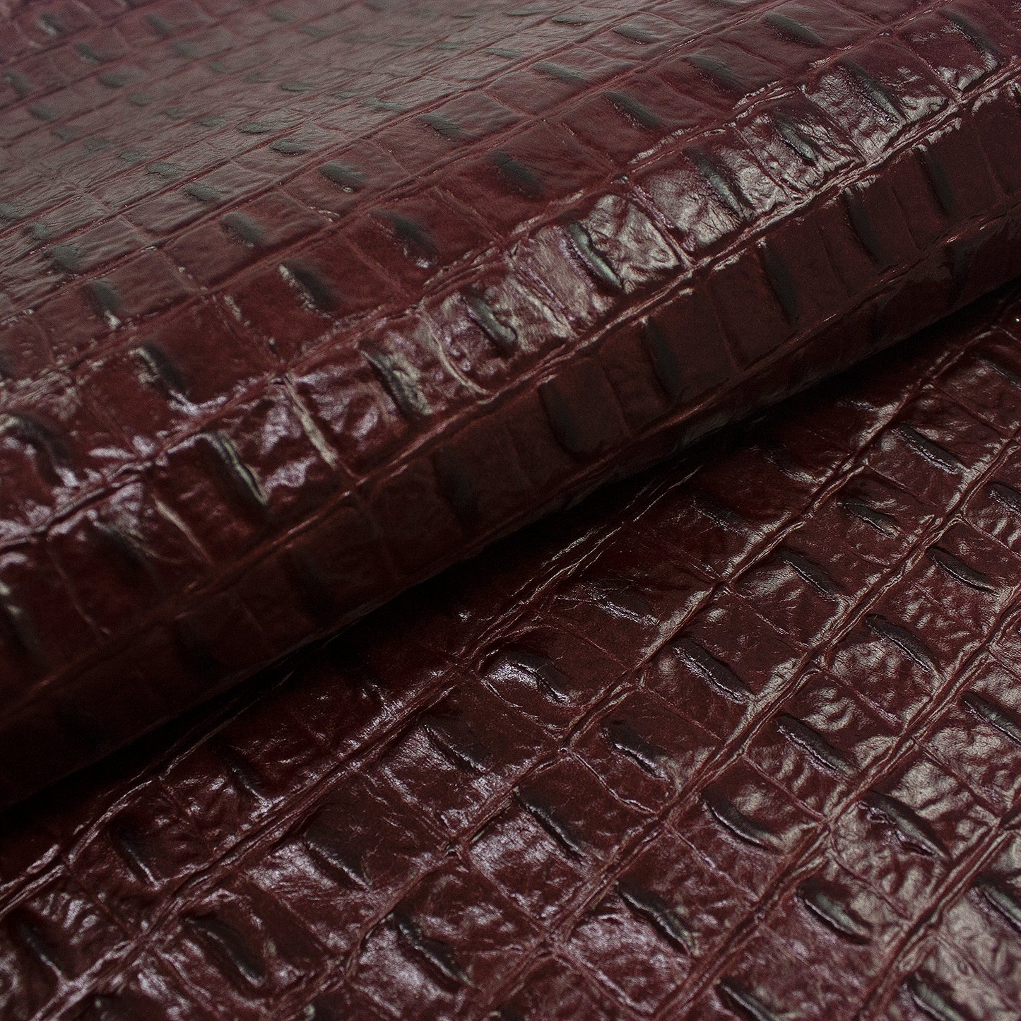 Trozo de piel grabado escama de cocodrilo burdeos