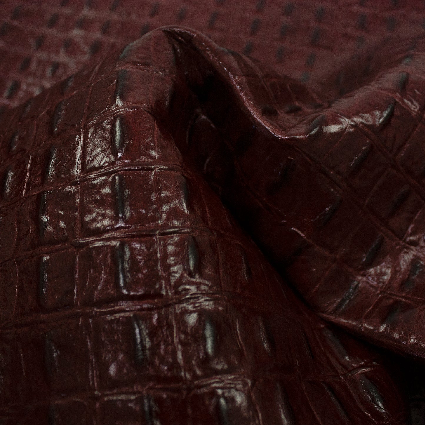 Trozo de piel grabado escama de cocodrilo burdeos