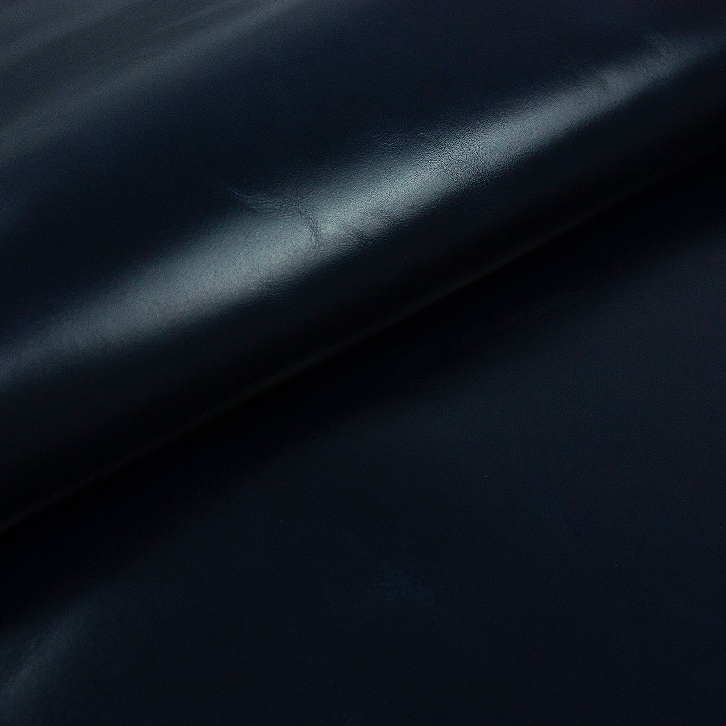 Trozo de piel vacuno rustico azul marino