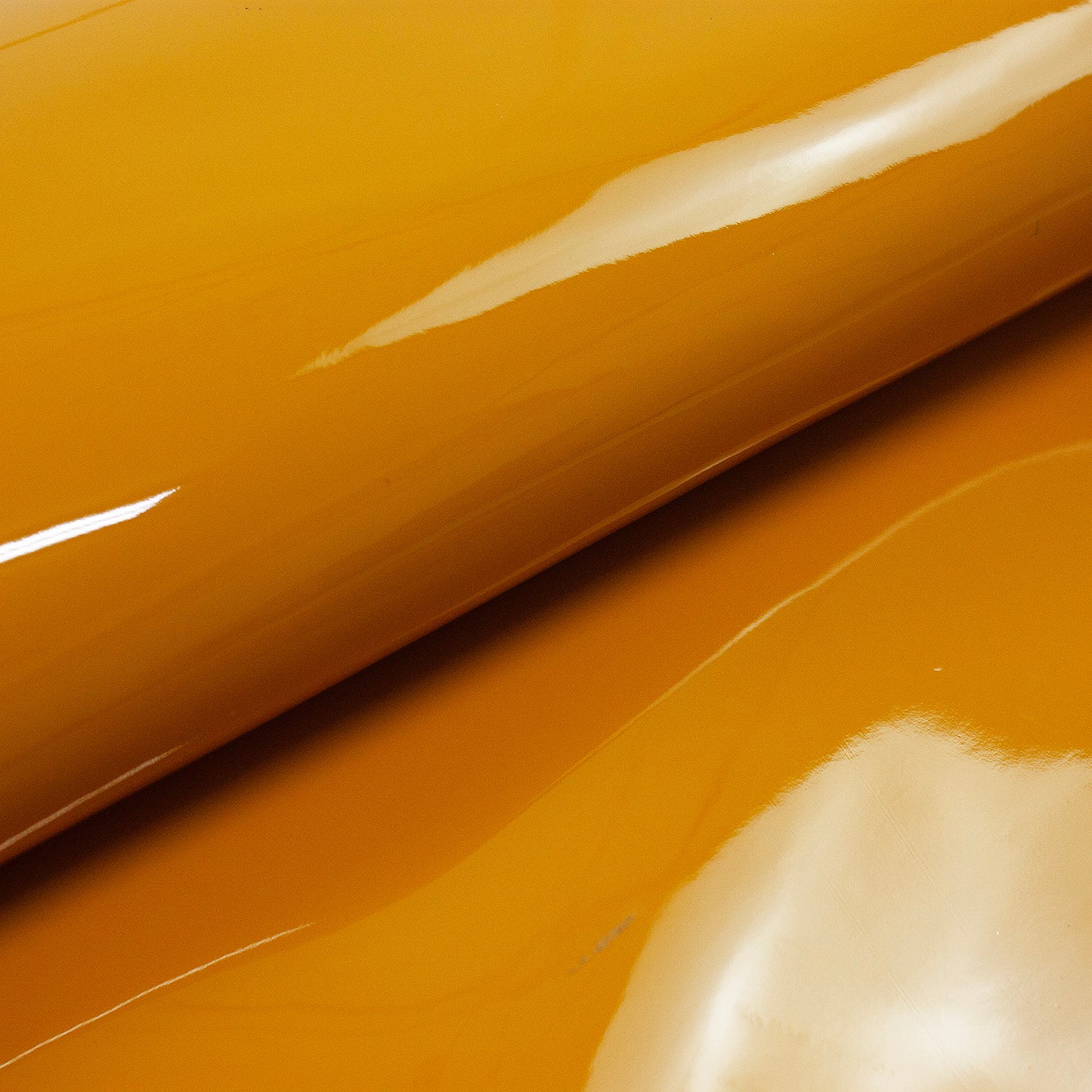 Trozo de piel charol mostaza