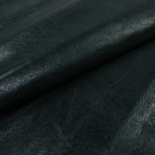 Trozo de piel vacuno bombeado gris oscuro desgastado