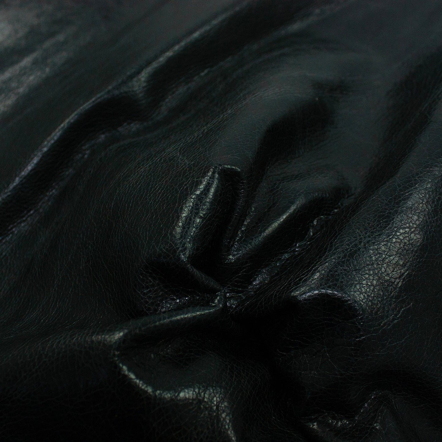 Trozo de piel vacuno bombeado gris oscuro desgastado