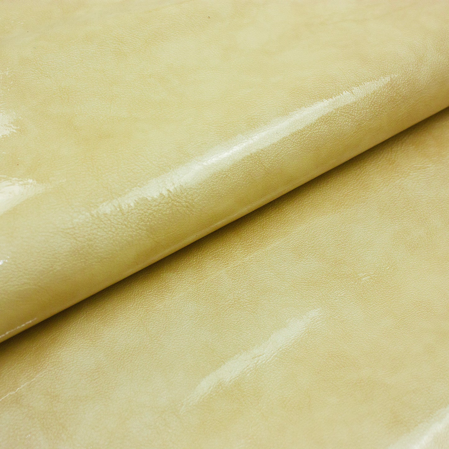 Trozo de piel charol arrugado arena ahumado