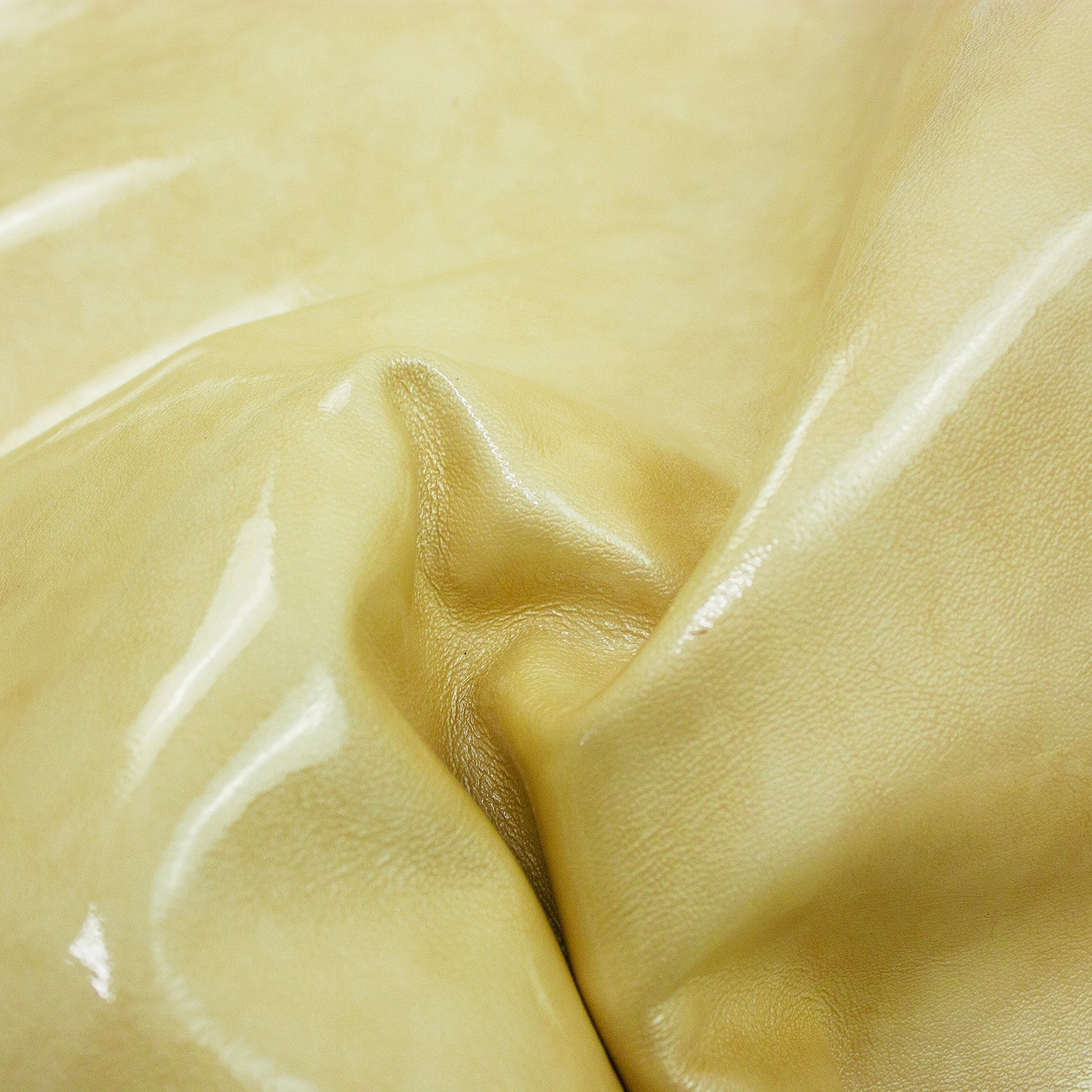 Trozo de piel charol arrugado arena ahumado