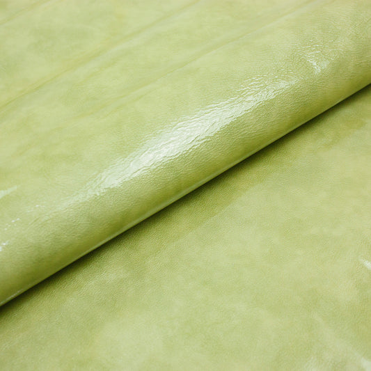 Trozo de piel charol arrugado verde claro ahumado