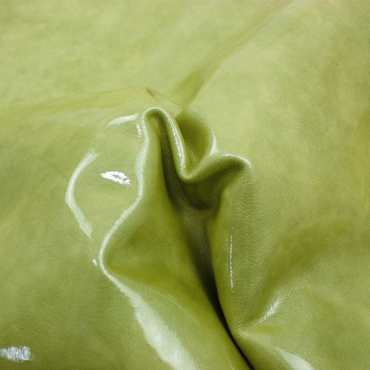 Trozo de piel charol arrugado verde claro ahumado