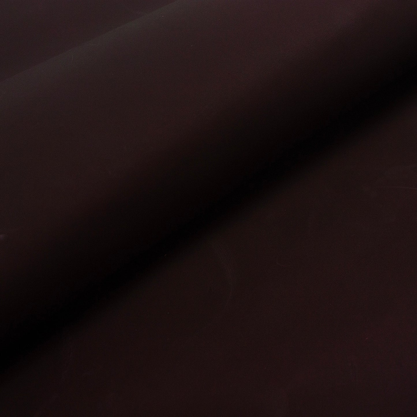 Trozo de piel vacuno autolucido granate