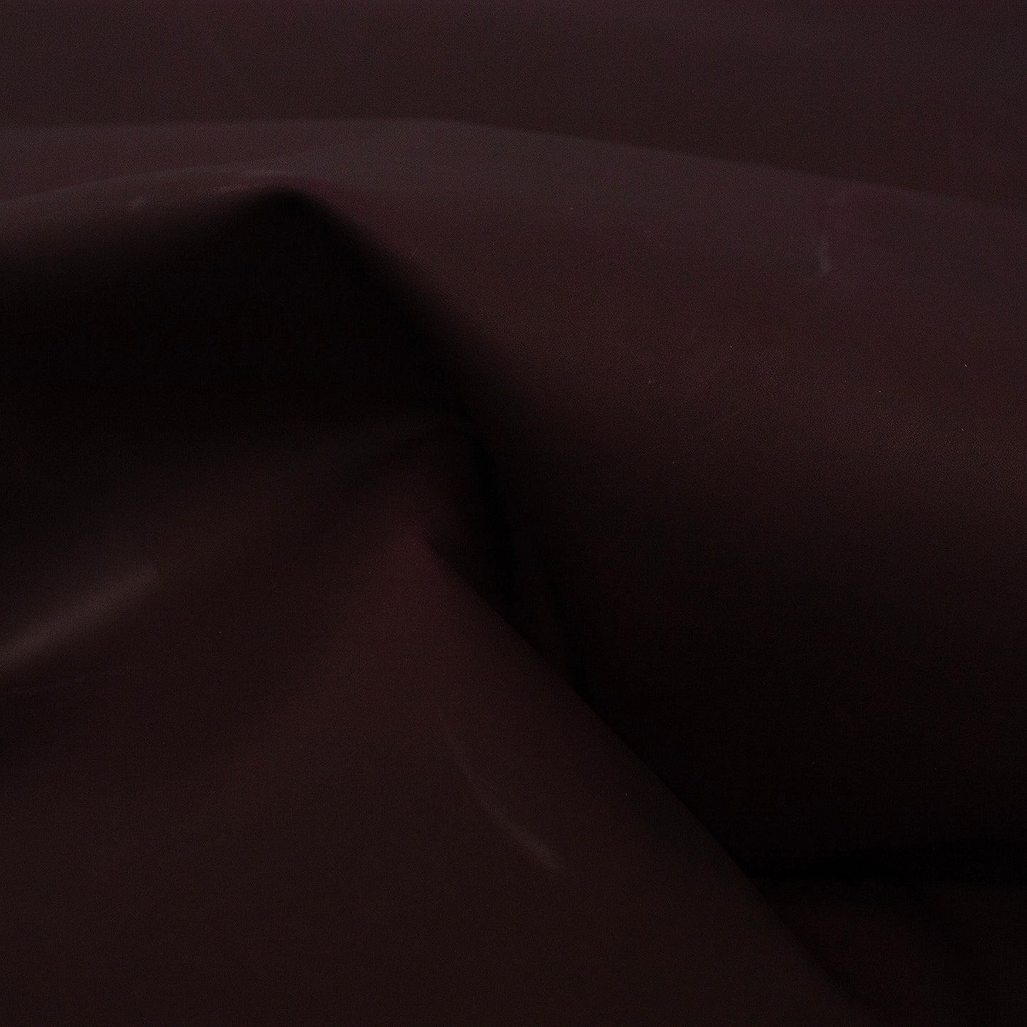 Trozo de piel vacuno autolucido granate