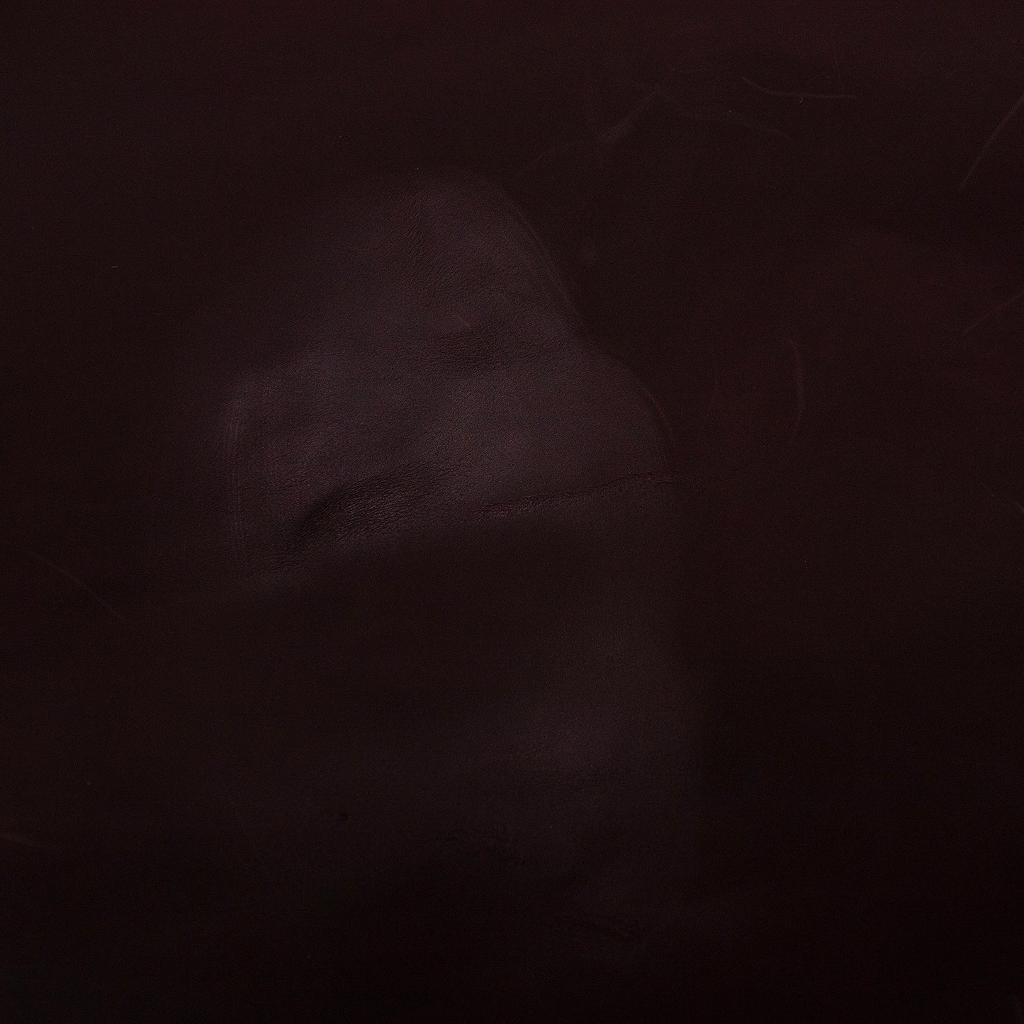 Trozo de piel vacuno autolucido granate