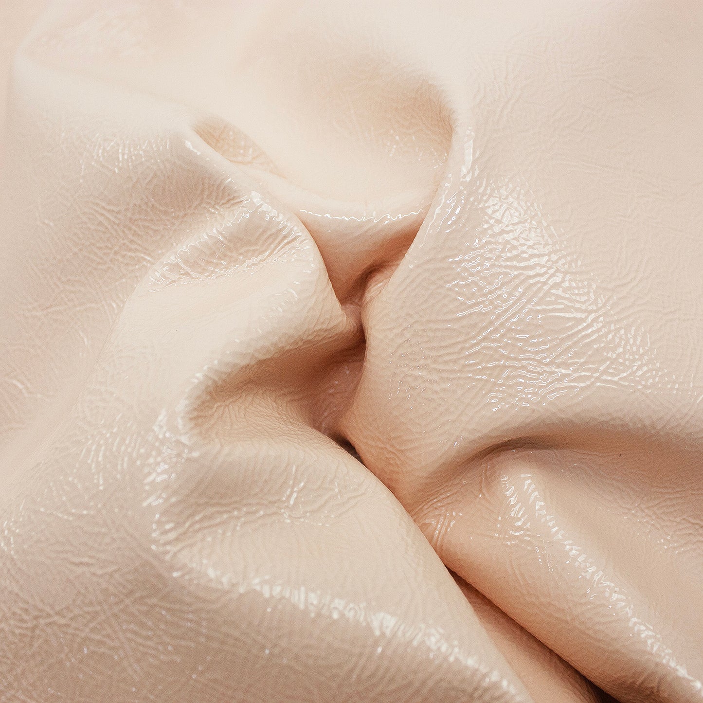 Trozo de piel charol arrugado rosa carne