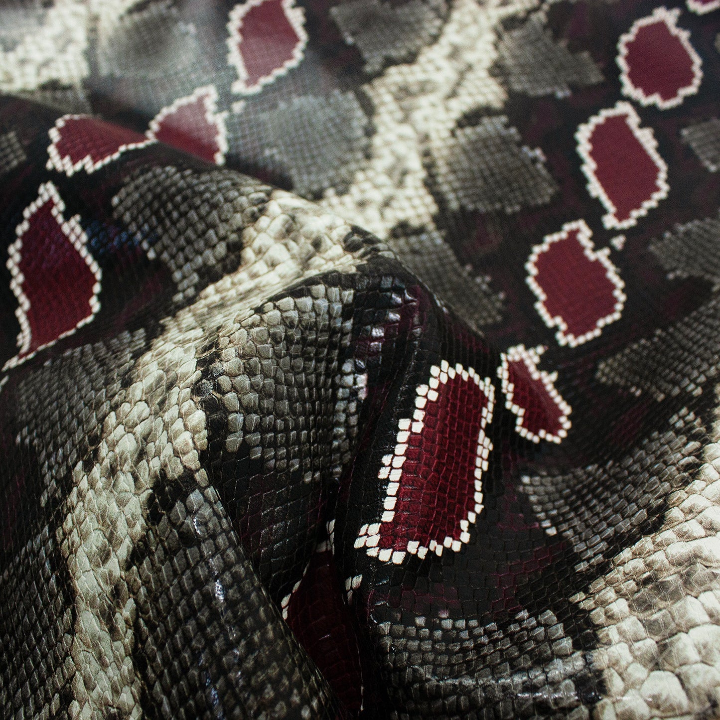 Piel de grabado serpiente piton gris mancha burdeos
