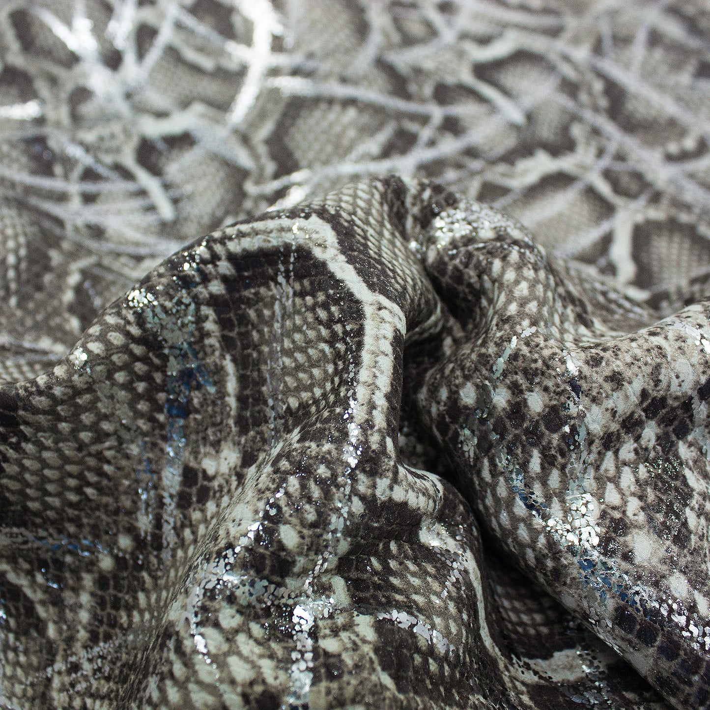 Trozo de piel grabado serpiente moet brush silver