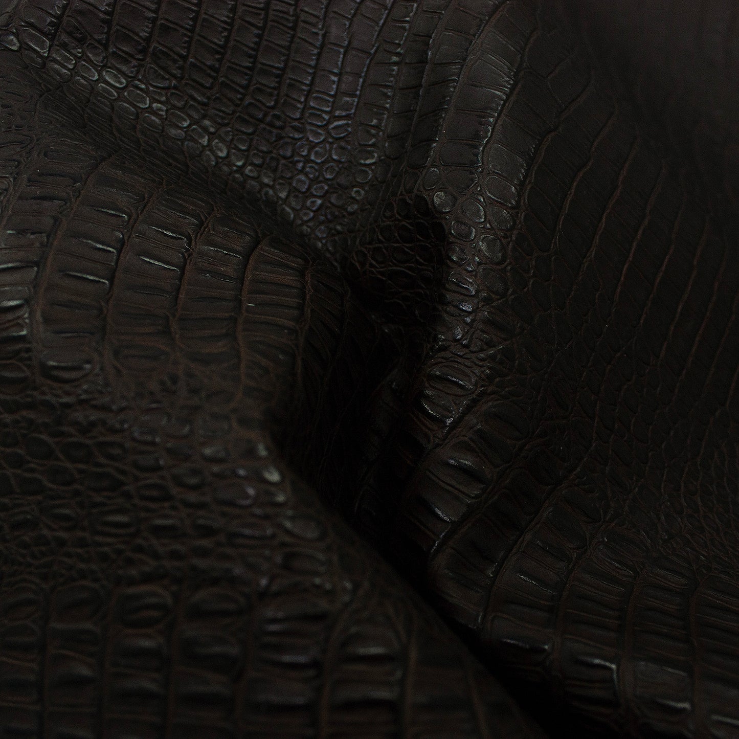 Trozo de piel grabado caiman chocolate