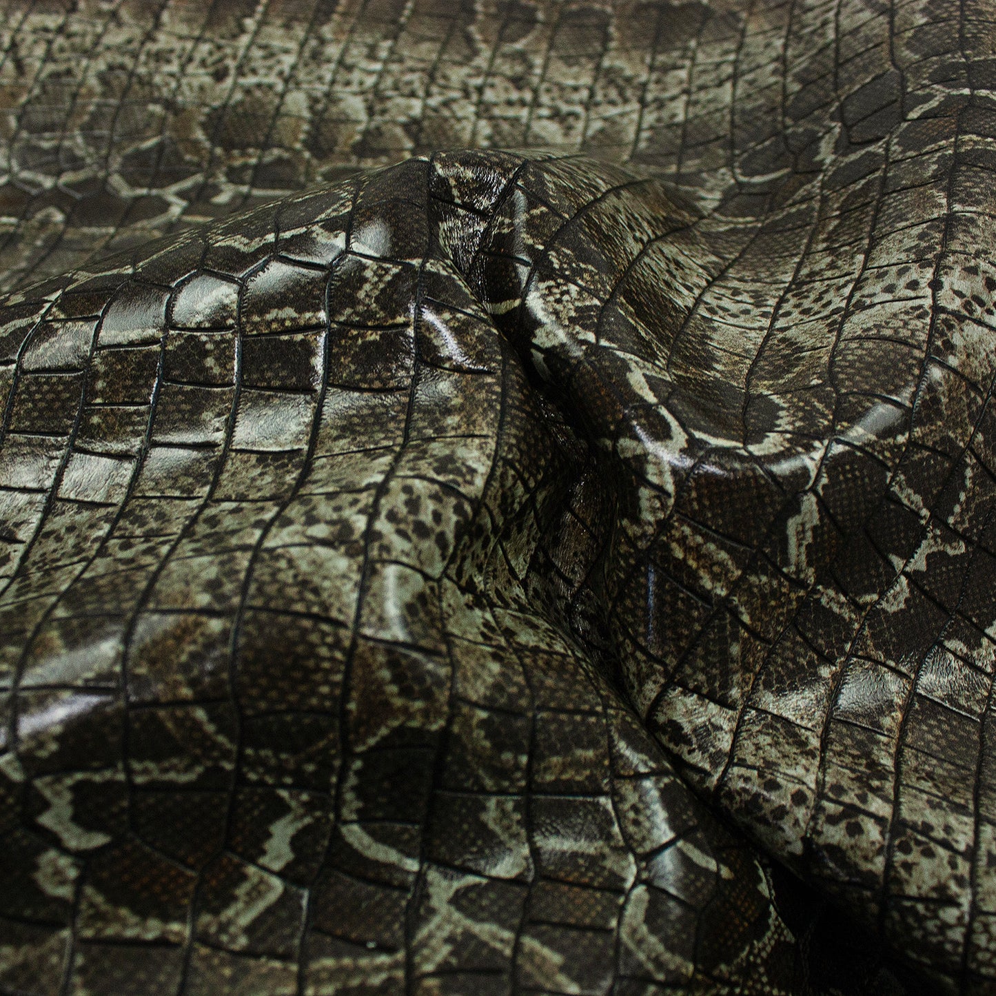 Trozo de piel grabado fusion coco y serpiente