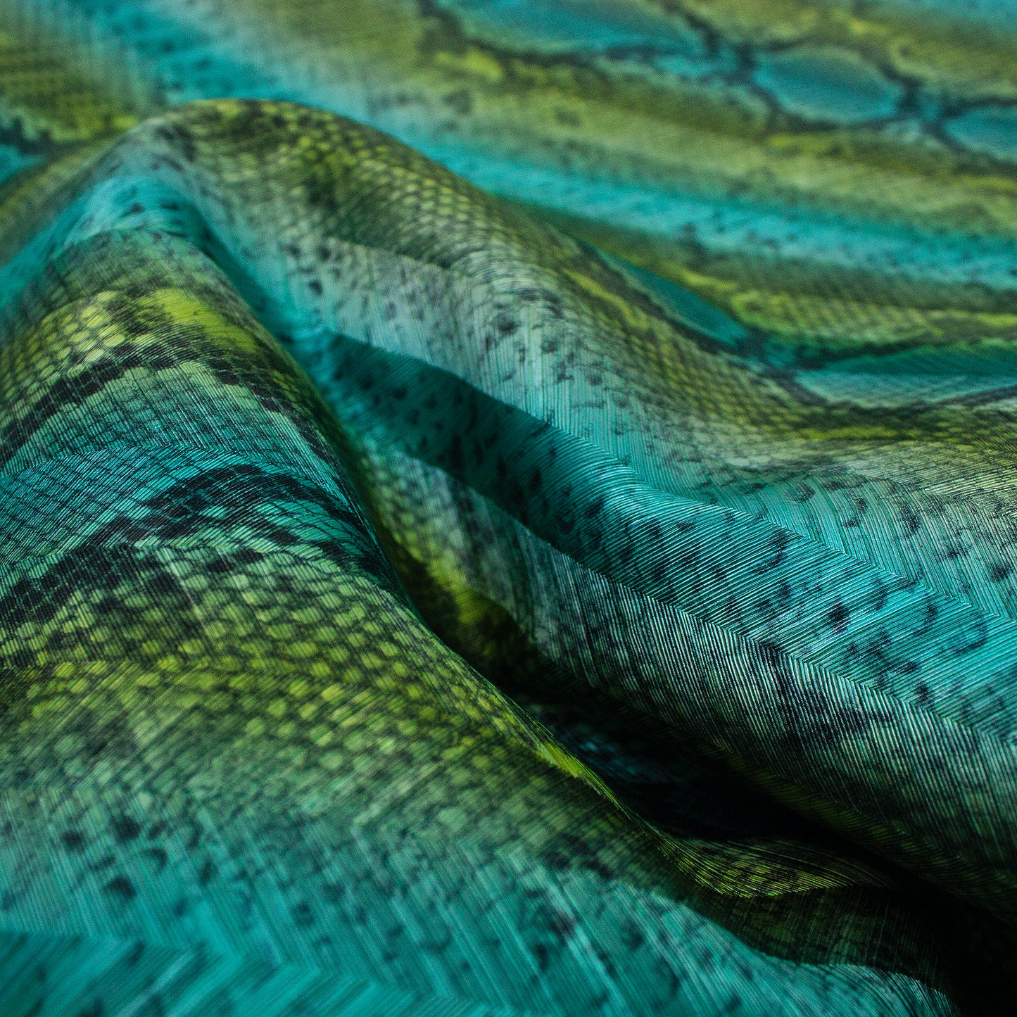 Trozo de piel grabado serpiente tornasolada