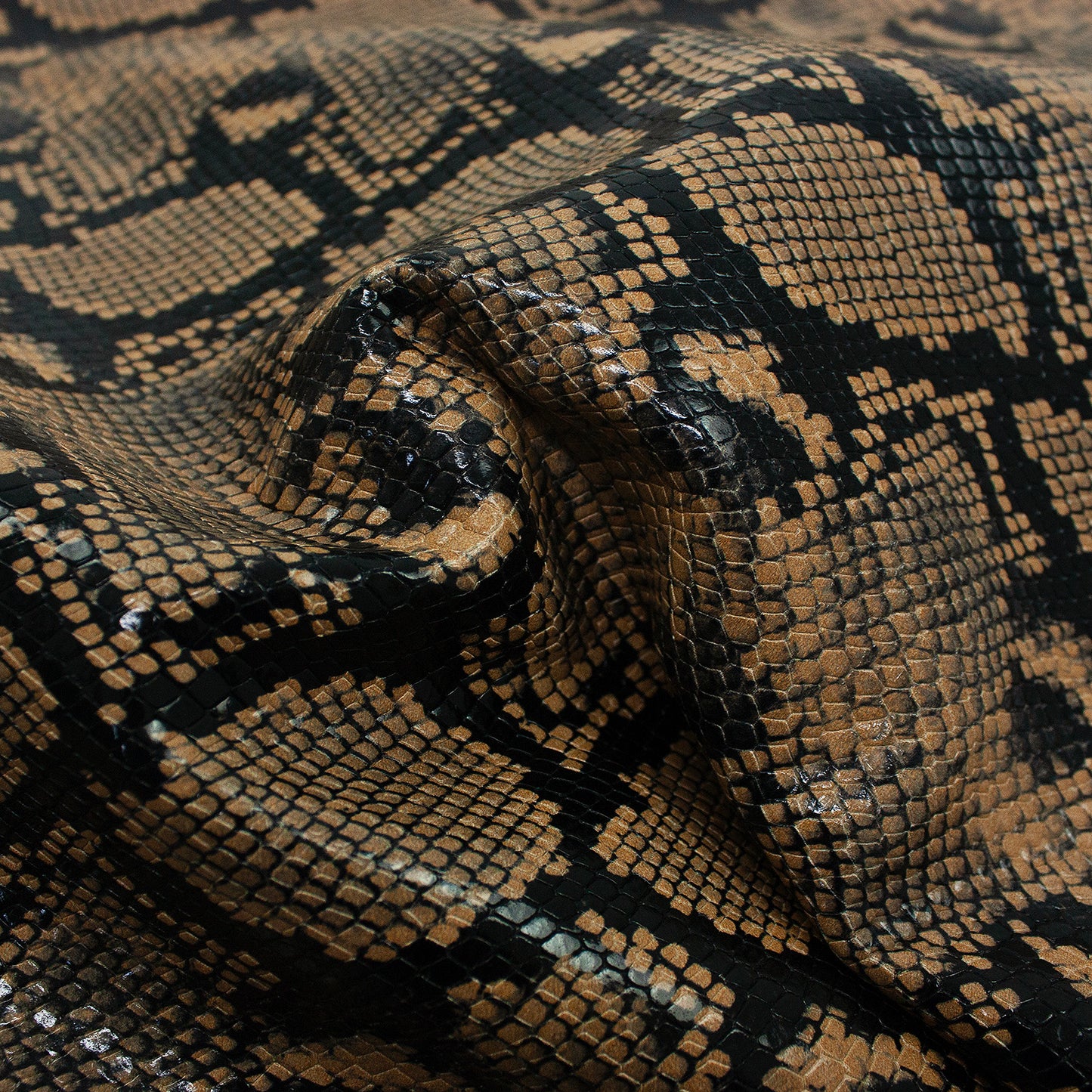 Trozo de piel grabado serpiente marron - negro