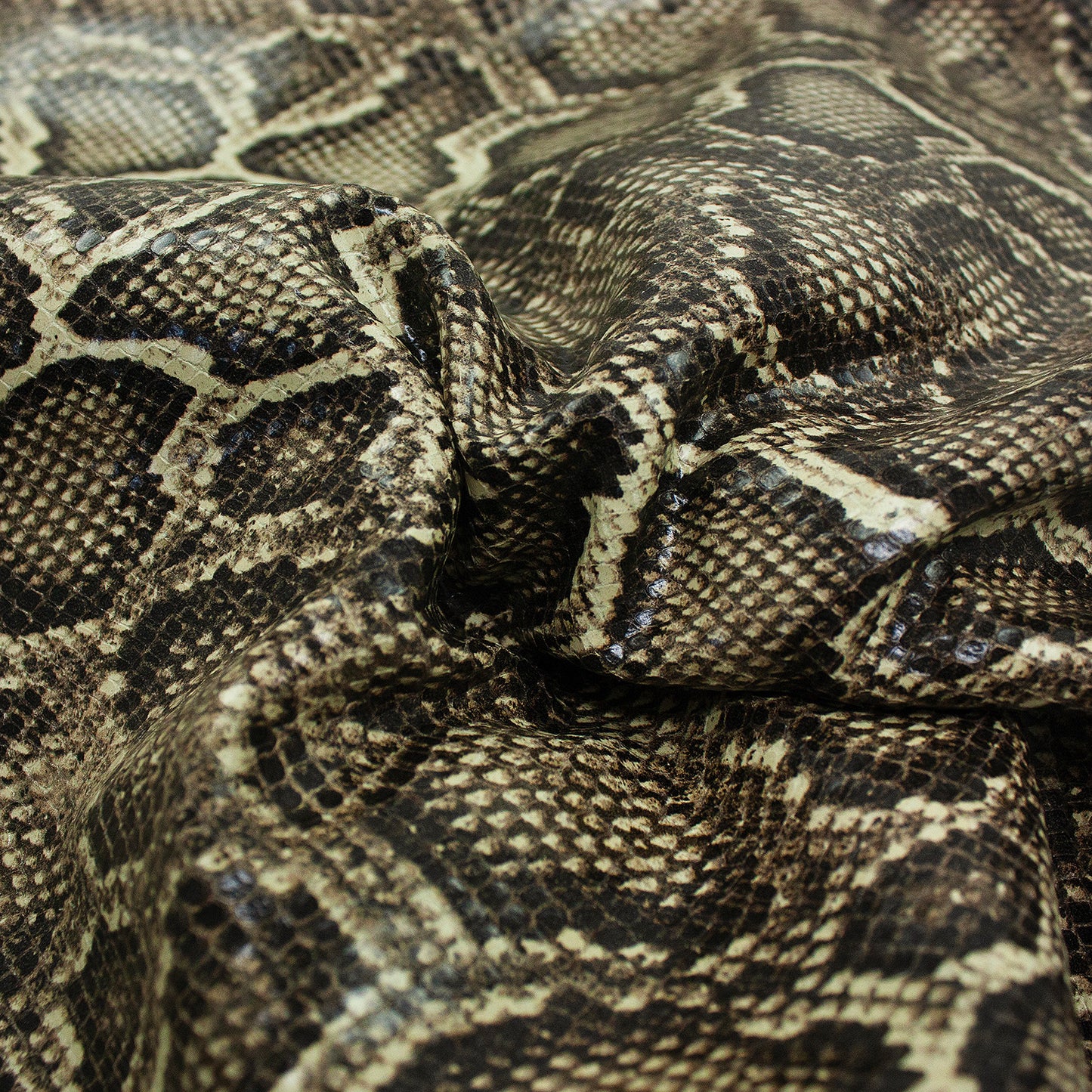 Trozo de piel grabado serpiente tonos beige