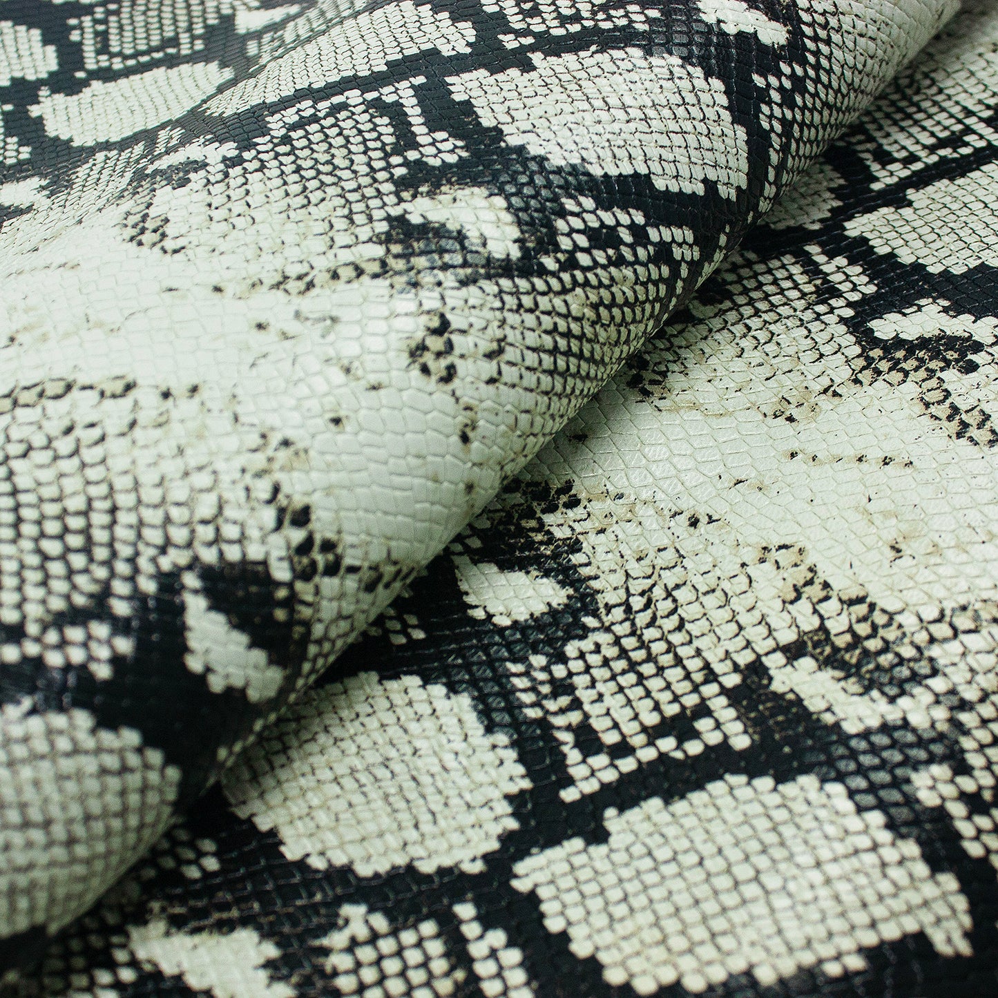 Trozo de piel grabado serpiente beige - negro