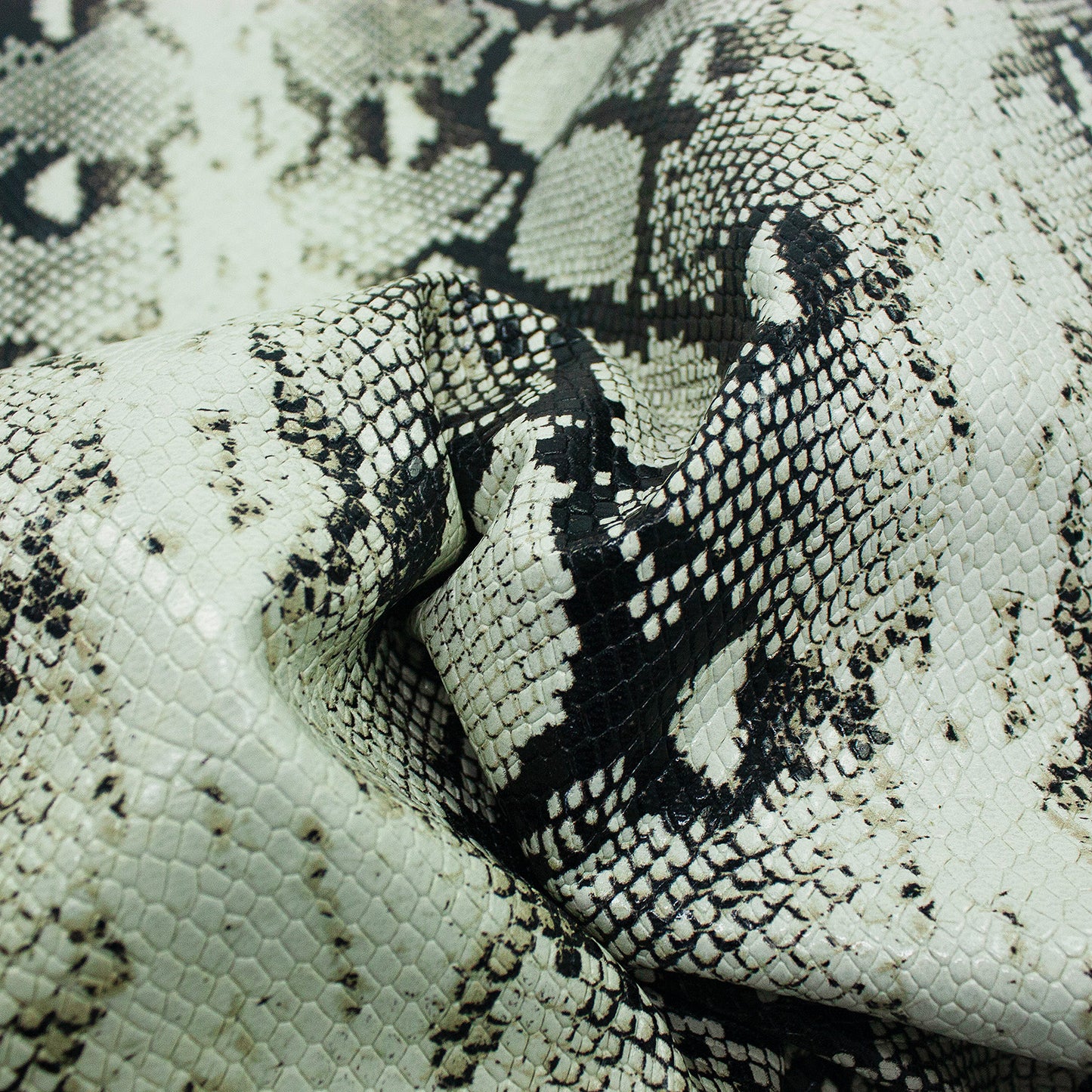 Trozo de piel grabado serpiente beige - negro