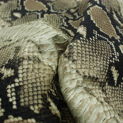 Trozo de piel grabado serpiente escama natural gris - La Tendeta del Cuero