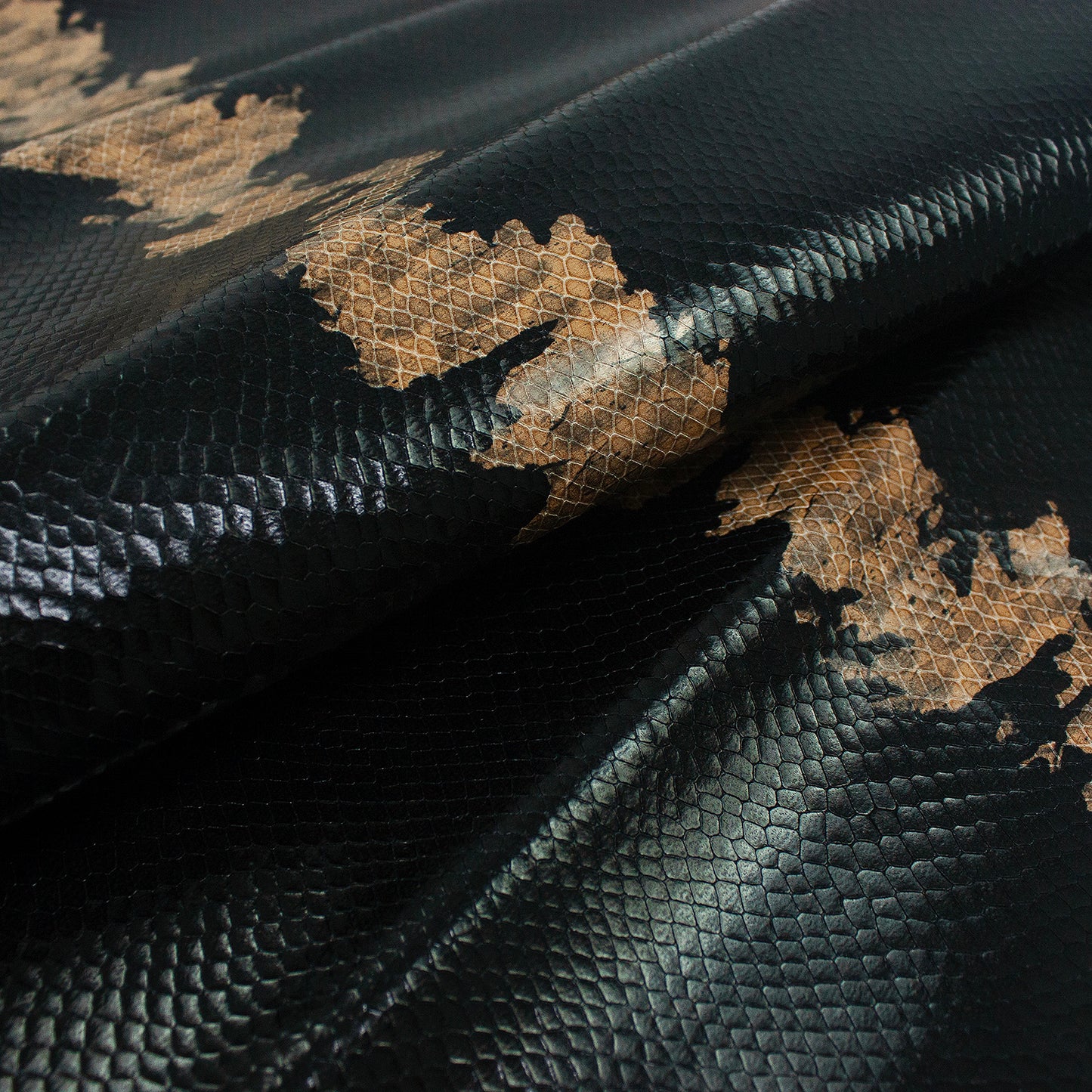 Trozo de piel grabado serpiente negra franja marron