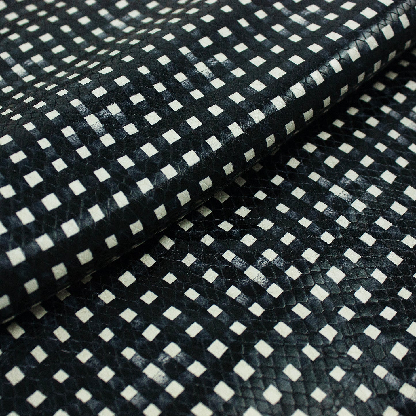 Trozo de piel grabado serpiente negra cuadros blancos