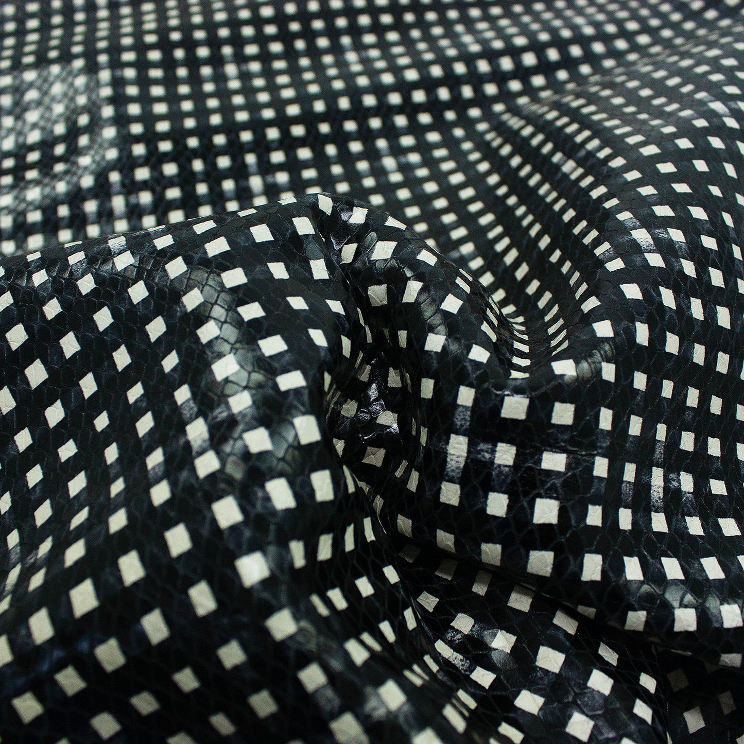 Trozo de piel grabado serpiente negra cuadros blancos