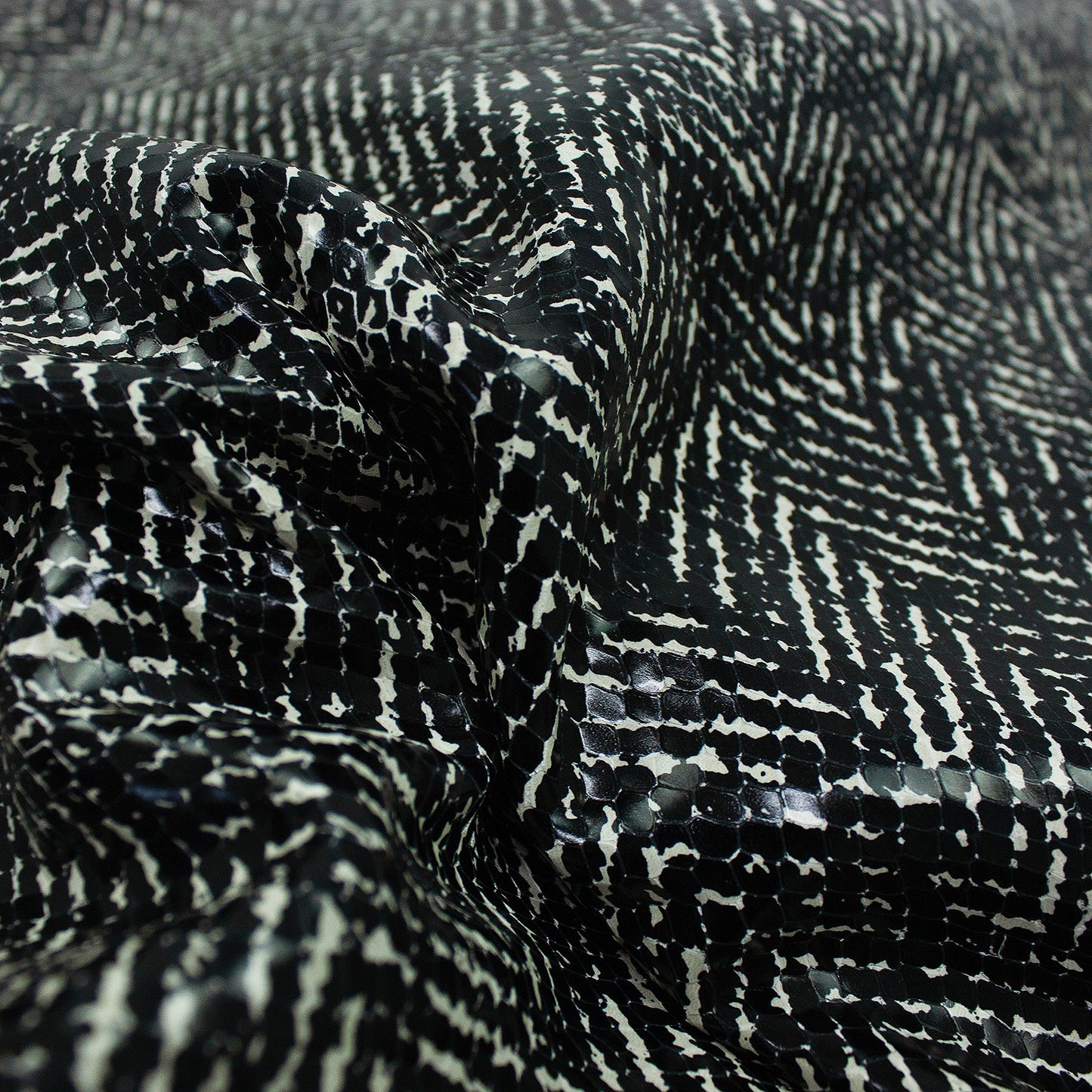 Piel de grabado serpiente jaspeada negra