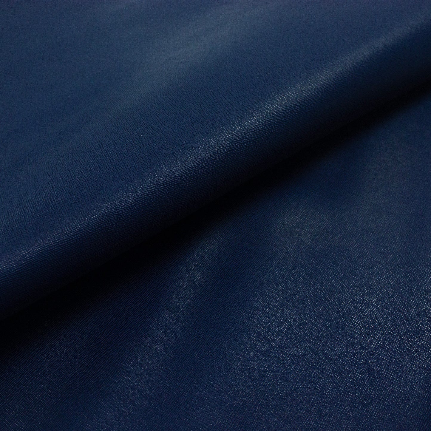 Trozo de piel vacuno grabado saffiano azul marino