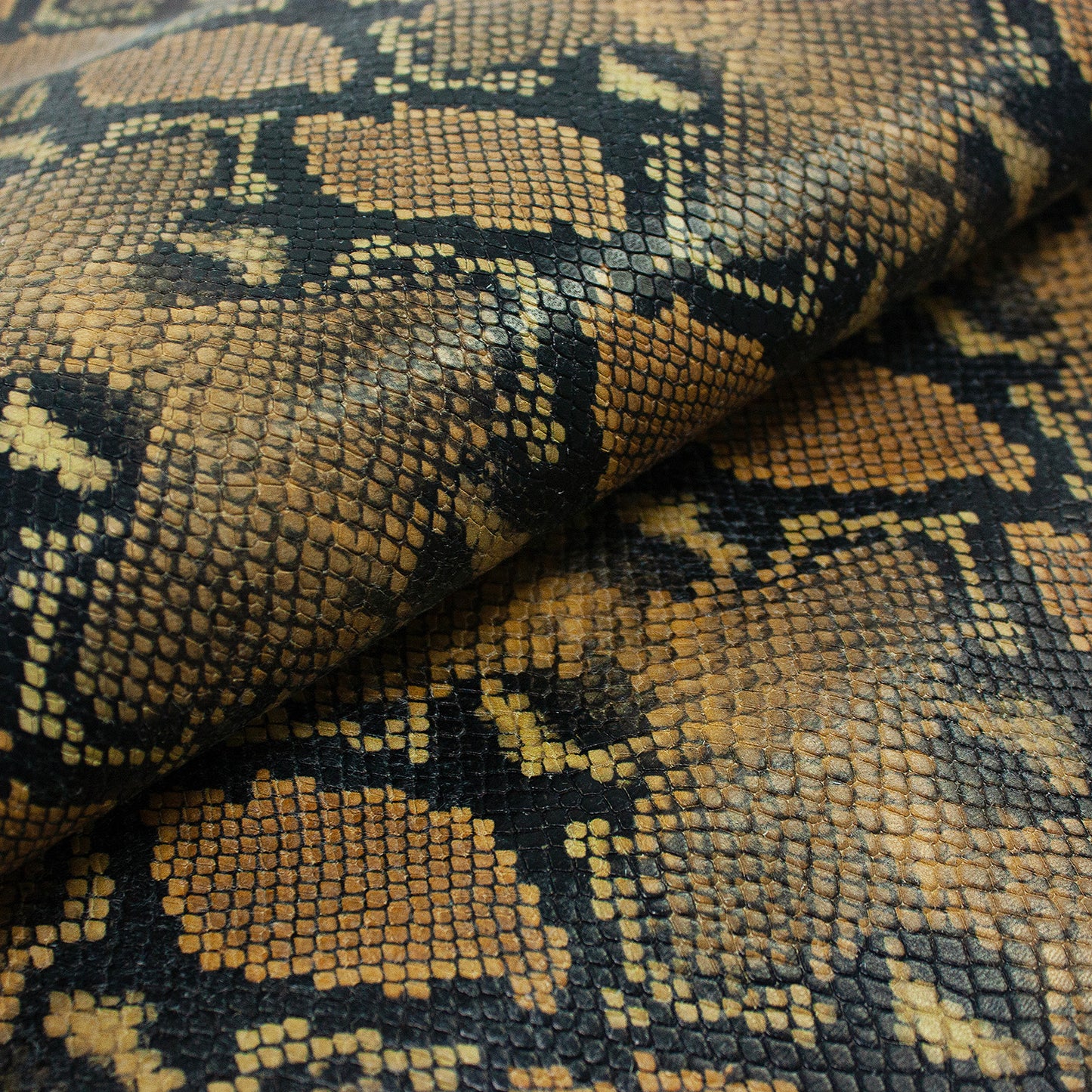 Trozo de piel grabado serpiente camel - negro