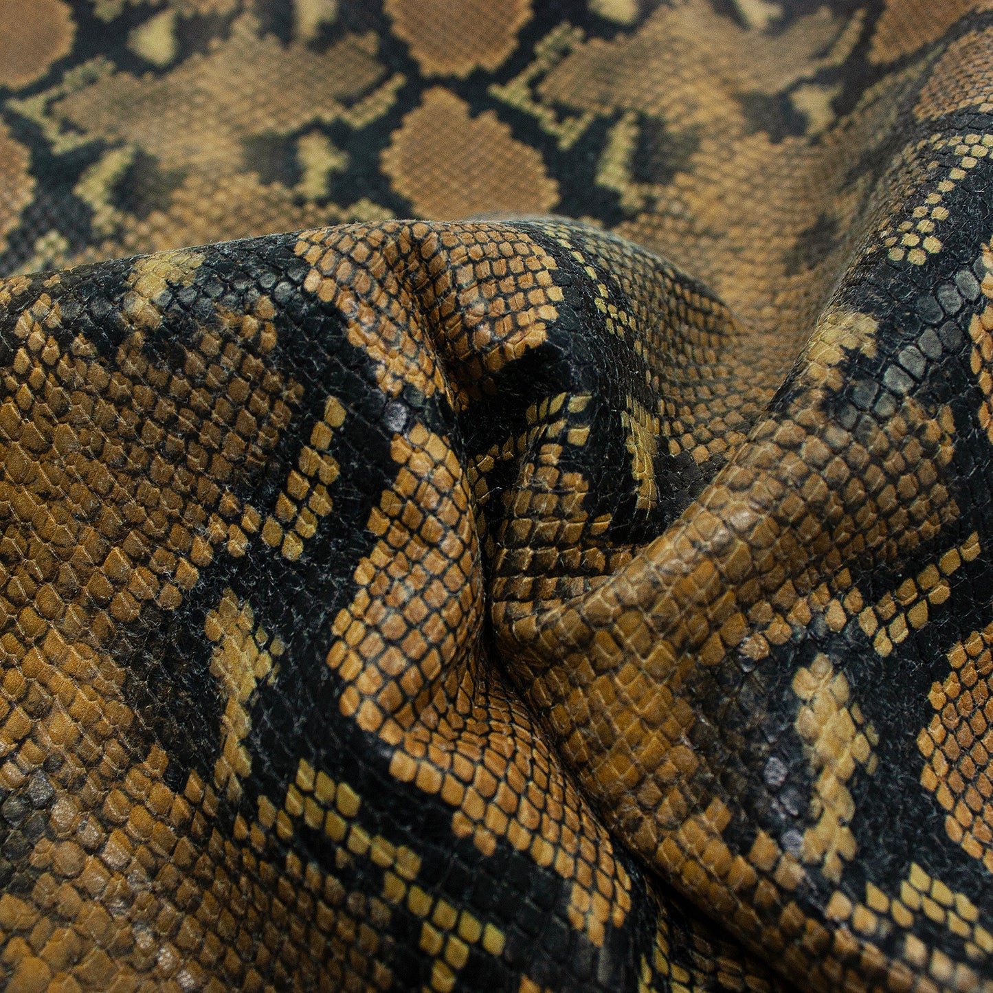 Trozo de piel grabado serpiente camel - negro