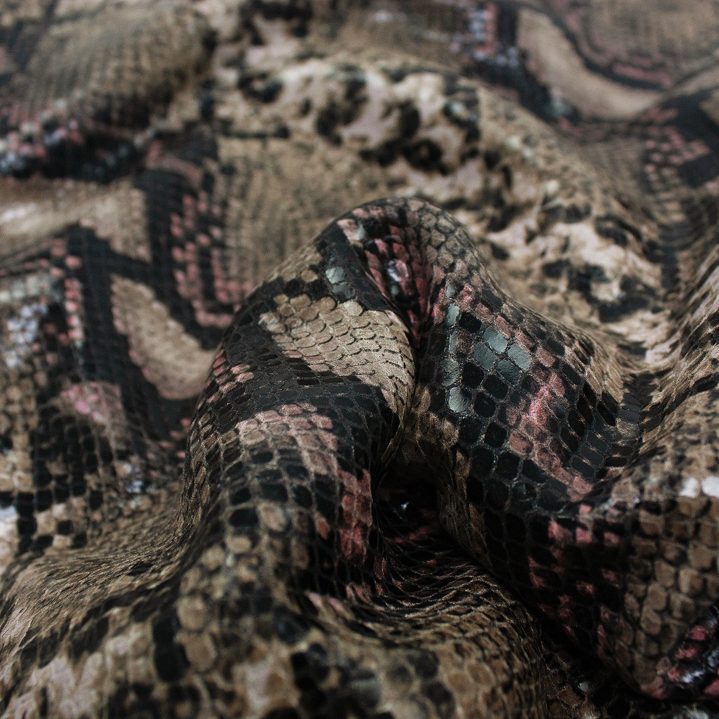 Trozo de piel grabado serpiente taupe matices rosas