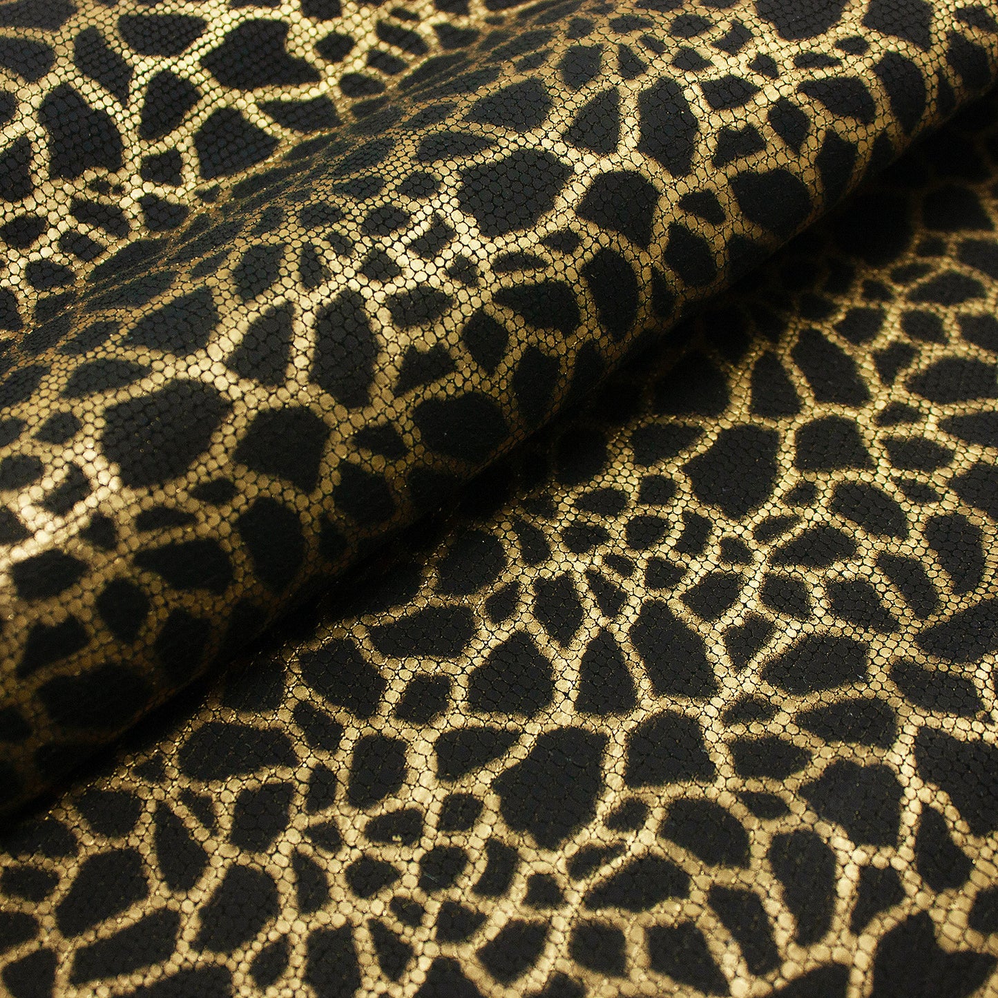 Trozo de piel grabado serpiente fondo jirafa