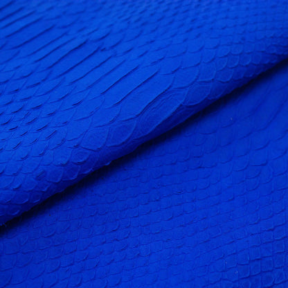 Trozo de piel grabado serpiente escama natural azul electrico - La Tendeta del Cuero