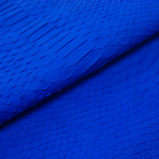 Trozo de piel grabado serpiente escama natural azul electrico