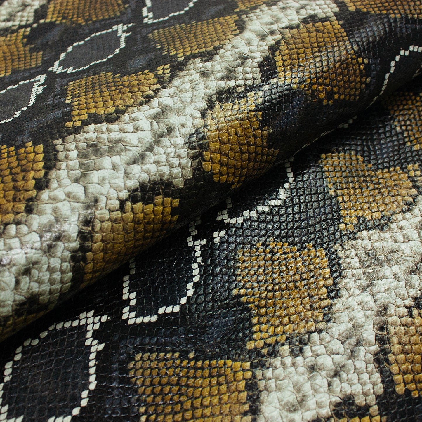 Trozo de piel grabado serpiente varios colores