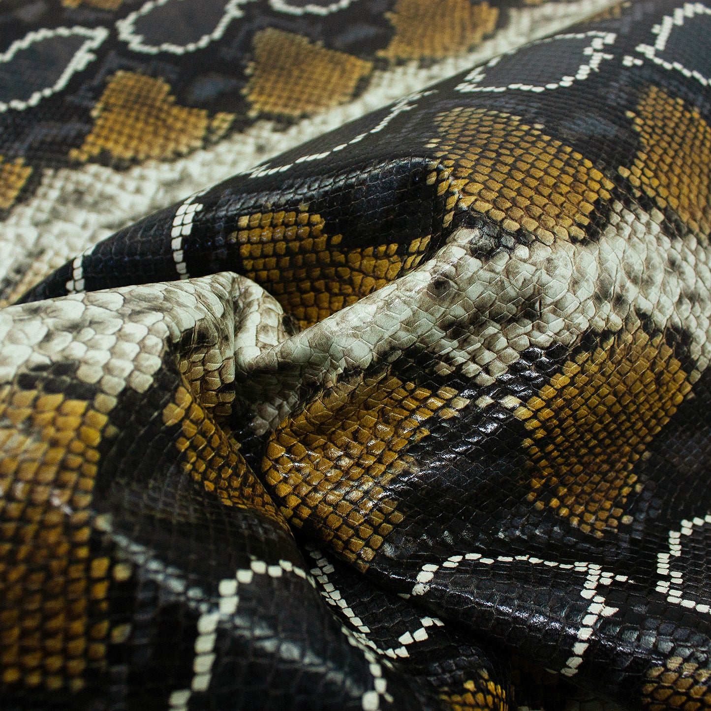 Trozo de piel grabado serpiente varios colores