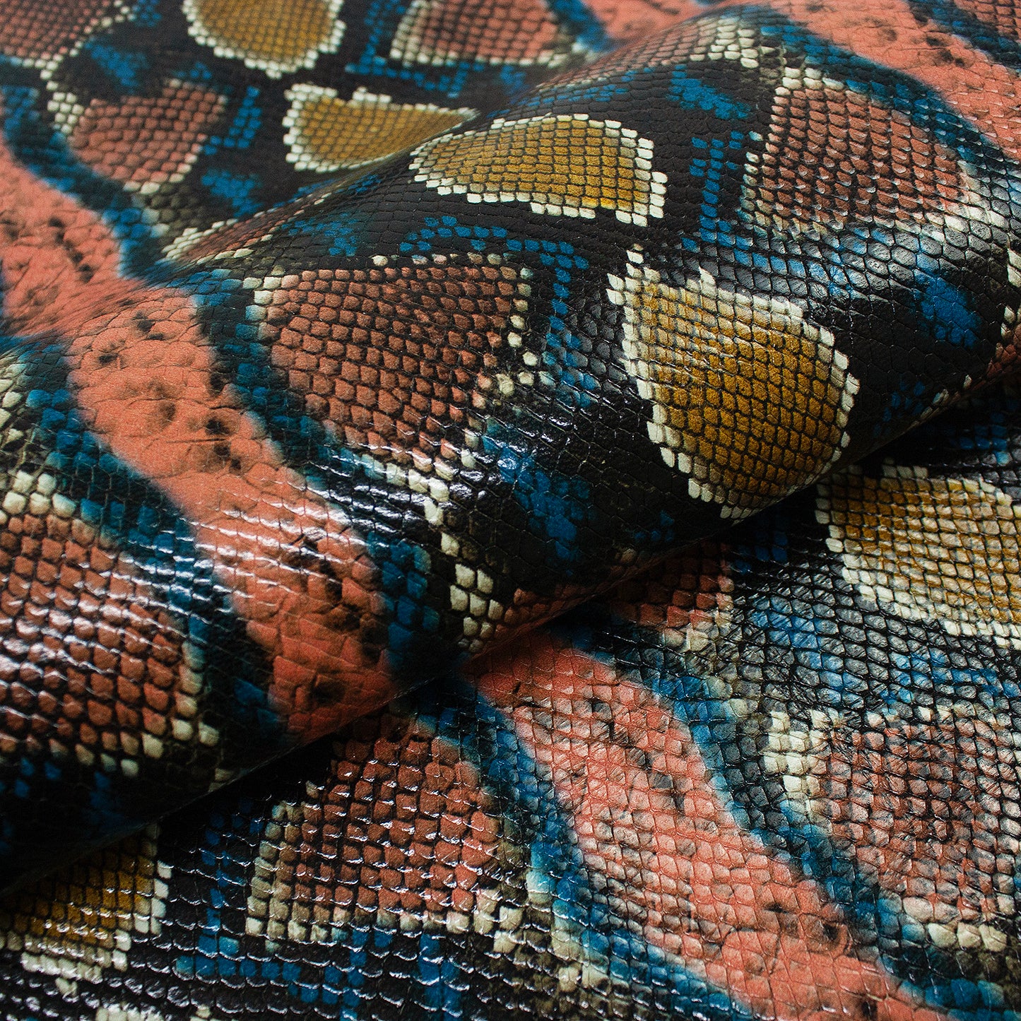 Trozo de piel grabado serpiente muticolor