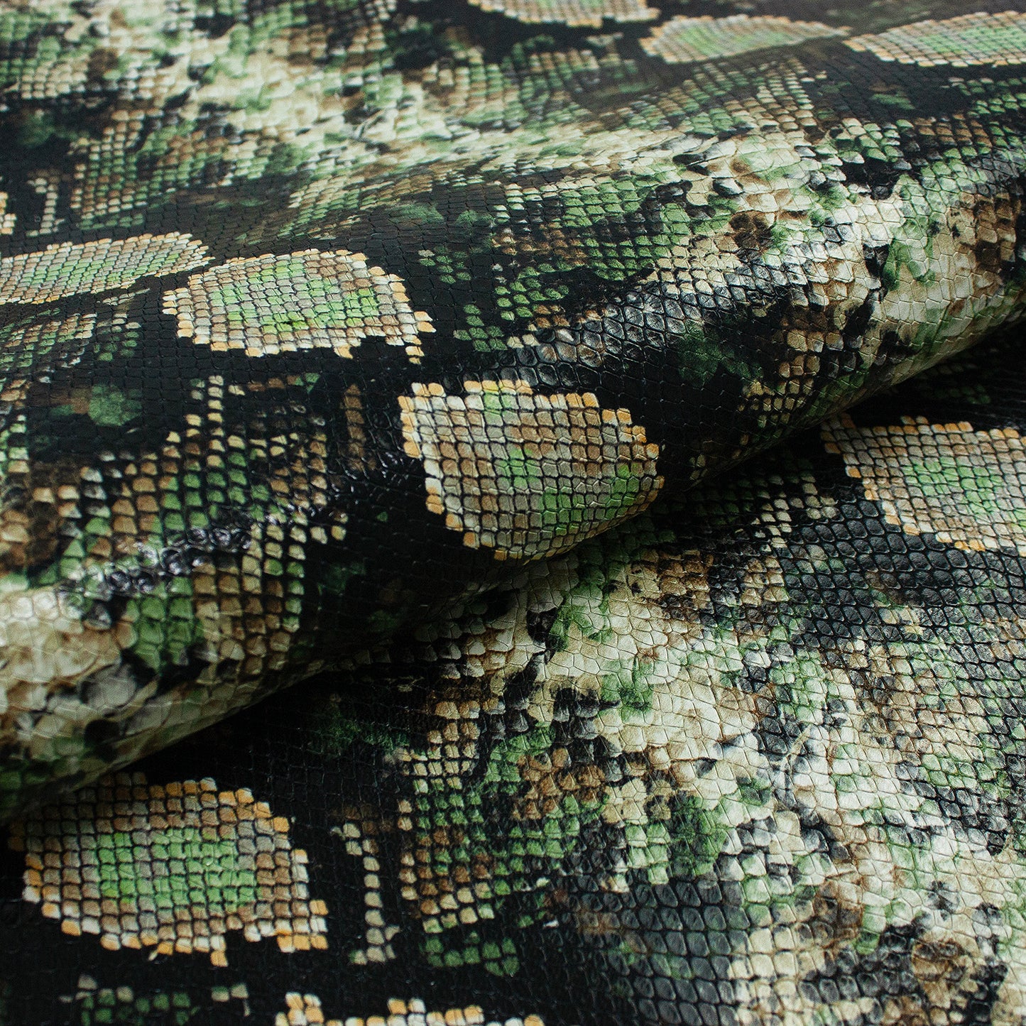 Trozo de piel grabado serpiente tonos verdes