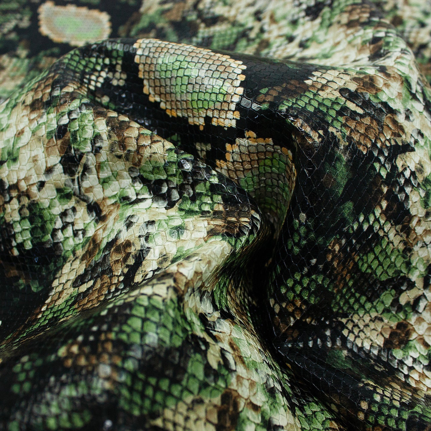 Trozo de piel grabado serpiente tonos verdes