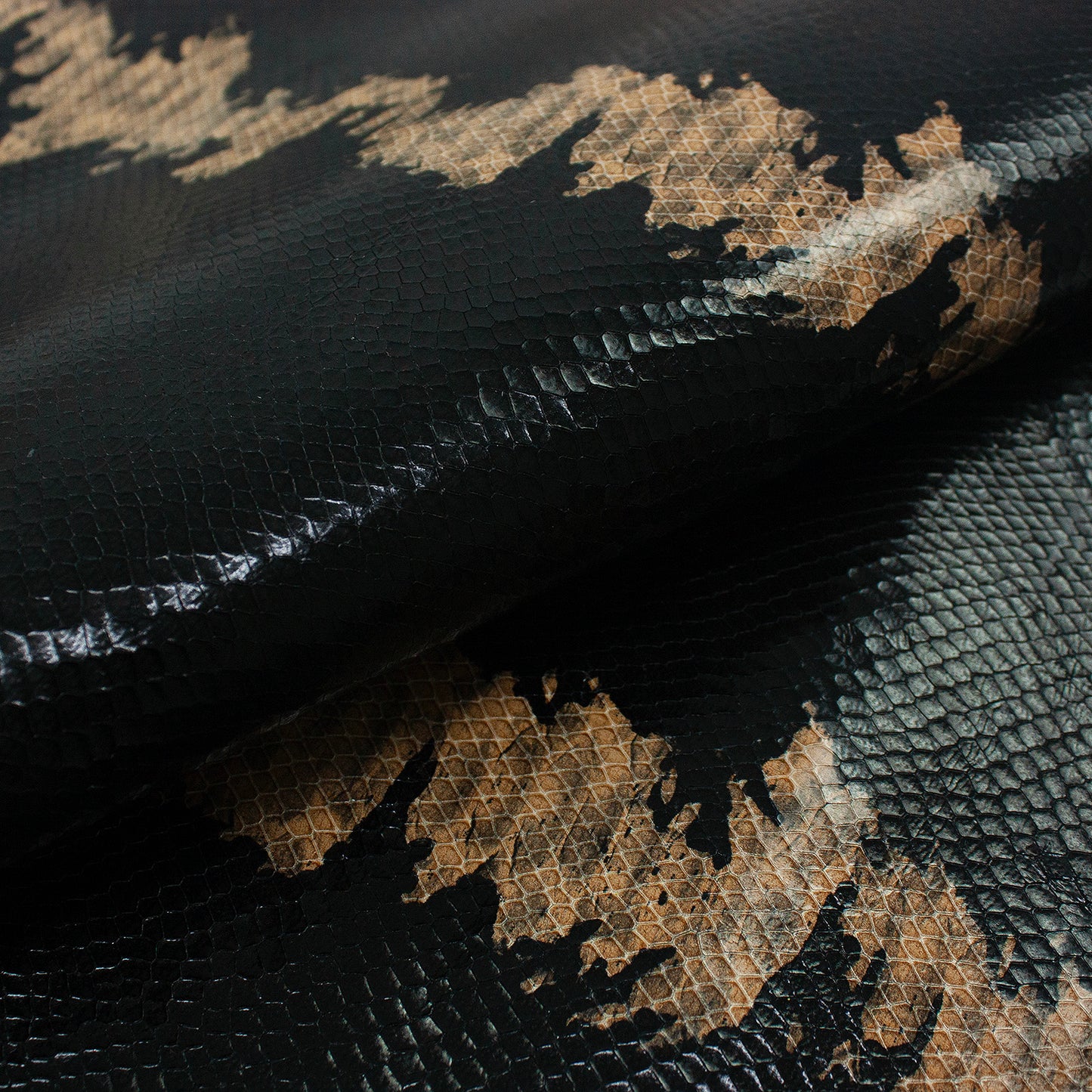 Trozo de piel grabado serpiente negra franja marron