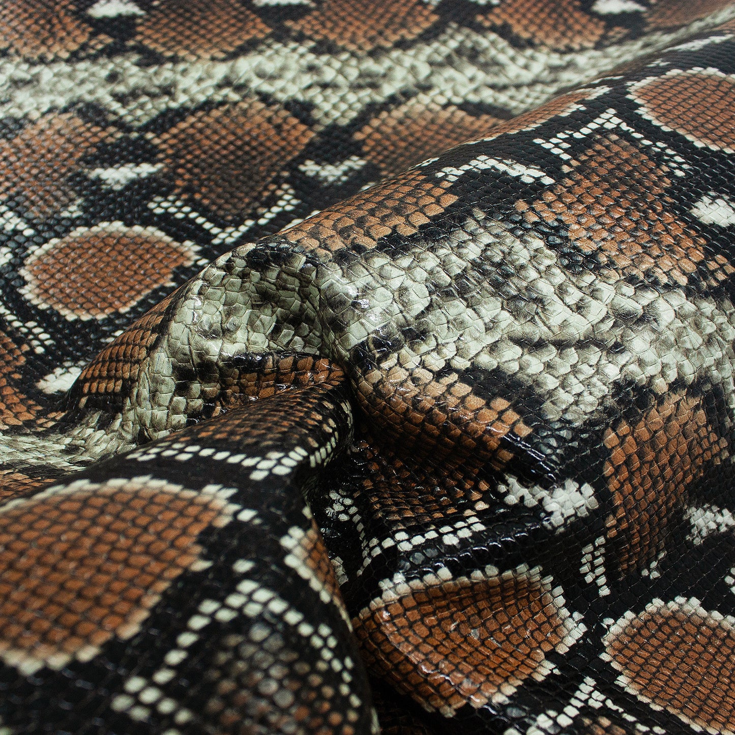 Trozo de piel grabado serpiente tonos marrones