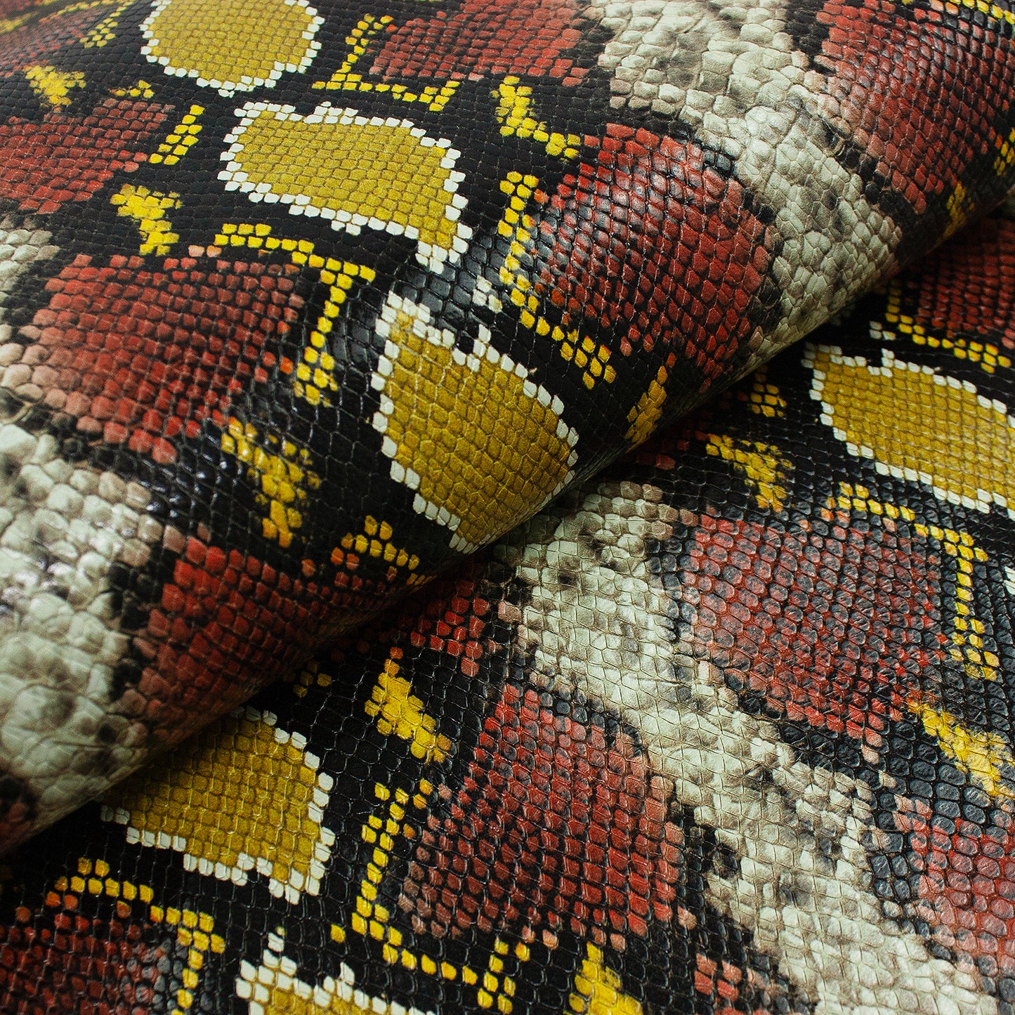 Trozo de piel grabado serpiente varios colores