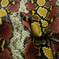 Trozo de piel grabado serpiente varios colores