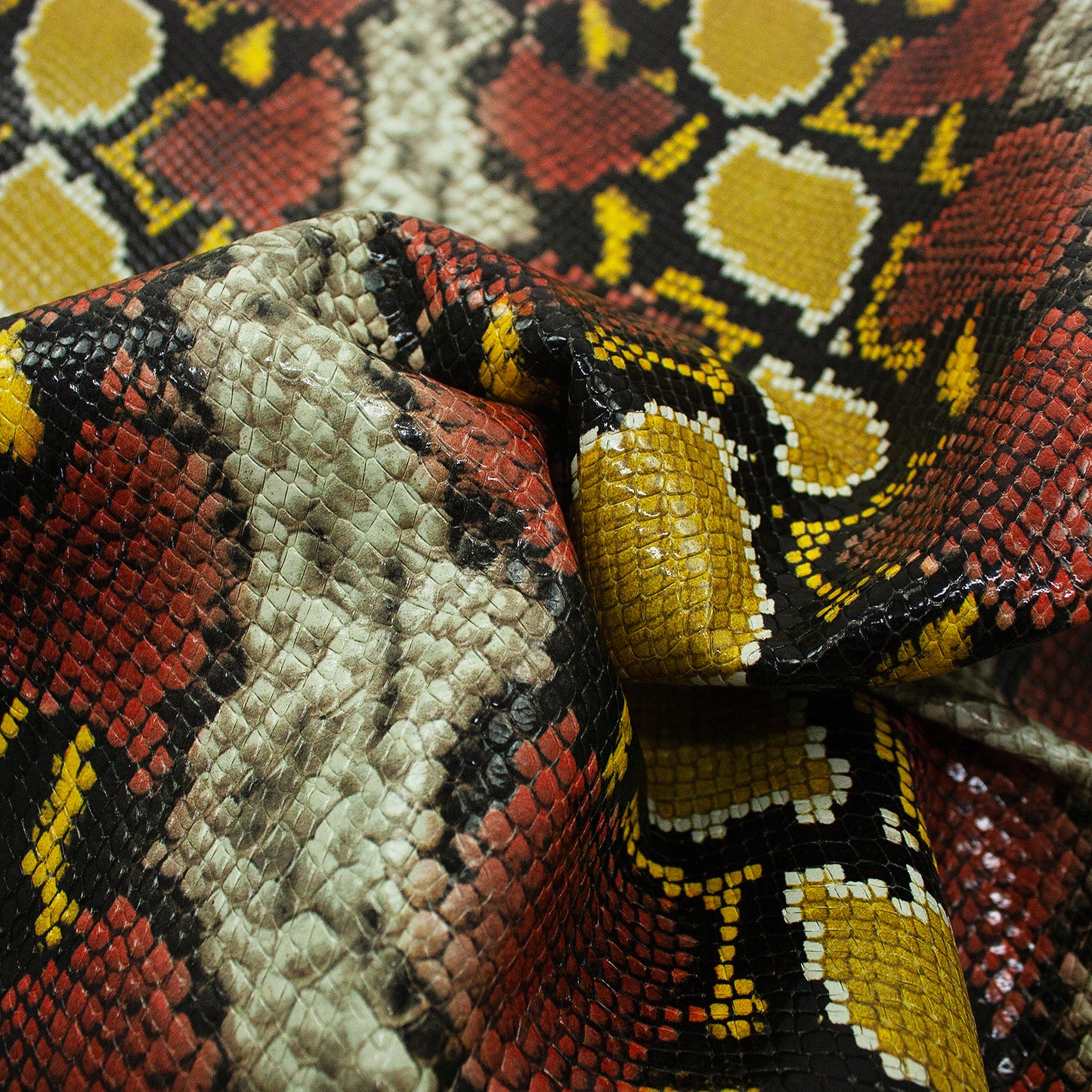 Trozo de piel grabado serpiente varios colores